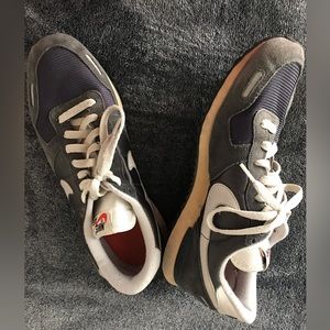 Mens Nike - older pair of blue and white tennis size 10